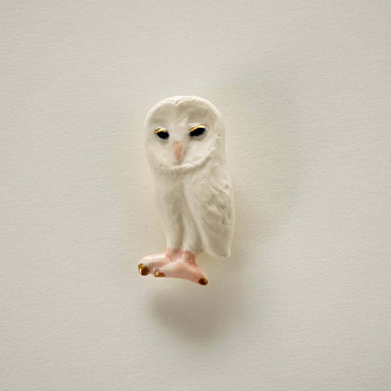 メンフクロウホワイト磁土ブローチ | Naoko Nakajima