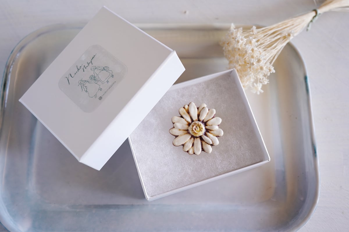 最終SALE‼️早い者勝ち‼️ブローチ 花形 ホワイト マーガレット ボックス付き 最終SALE‼️早い者勝ち‼️ブローチ 花形 ホワイト マーガレット