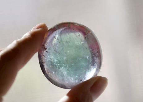 葉月ゆうによる技封入❣️【神と繋がり真を生きる】ハイクオリティ エンジェルオーラアメジスト 握り石 手編みの巾着付き ※イベントクーポン使用不可