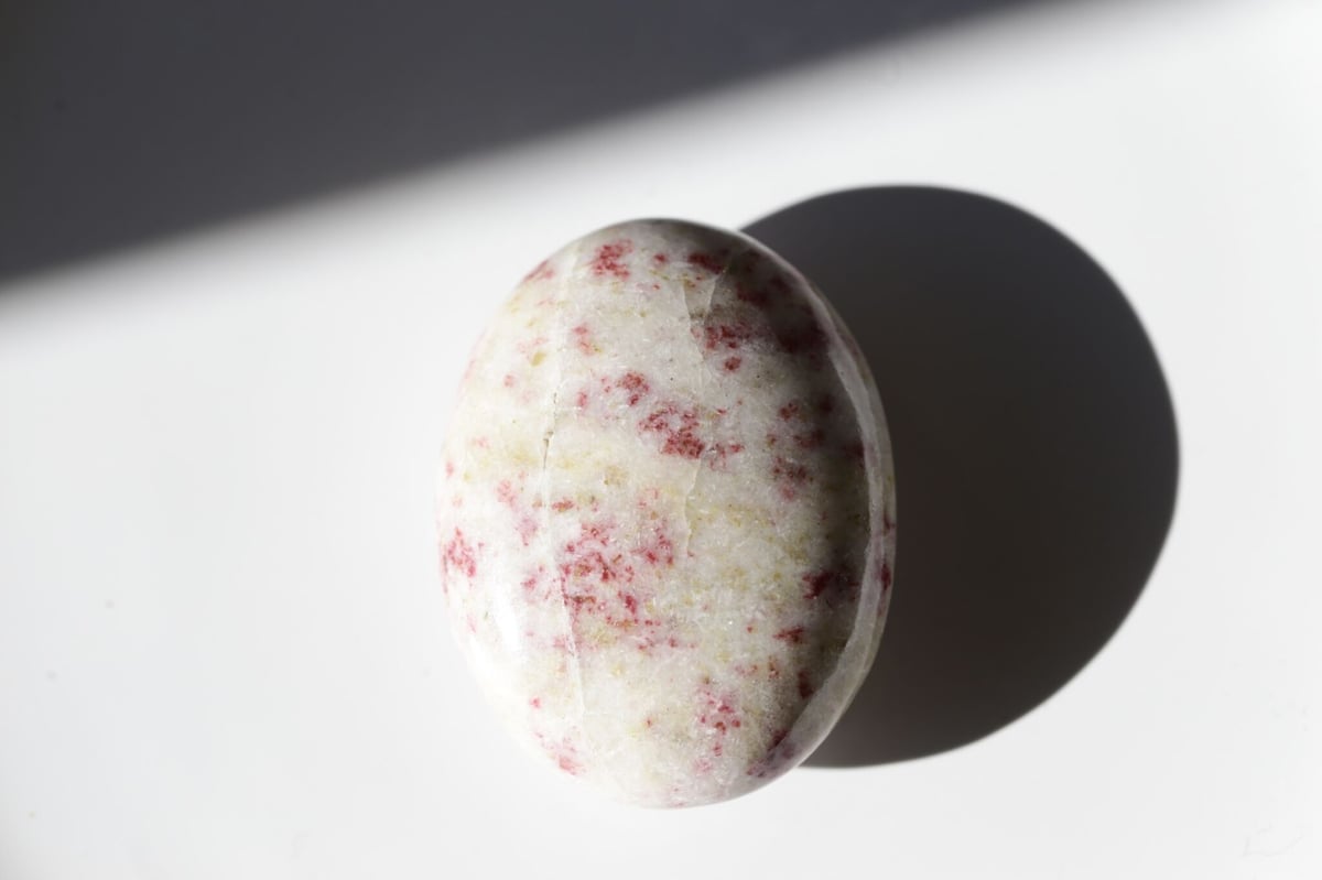 シナバーインクォーツ 握り石 【落ち着きと繁栄】 | Y.S.Y24