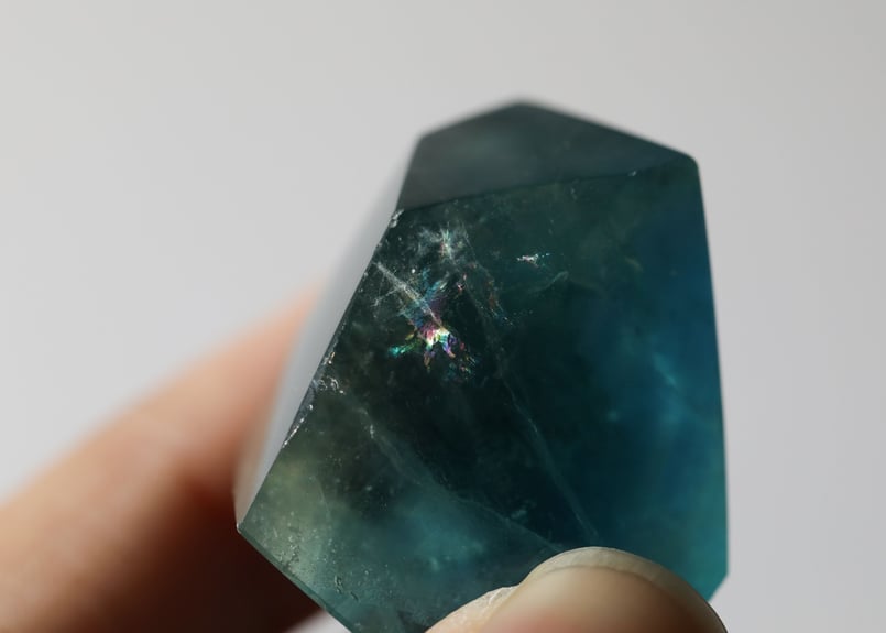 閃きが恵みとなる】虹入り ブルーフローライト フリーフォーム | Y.S.Y24