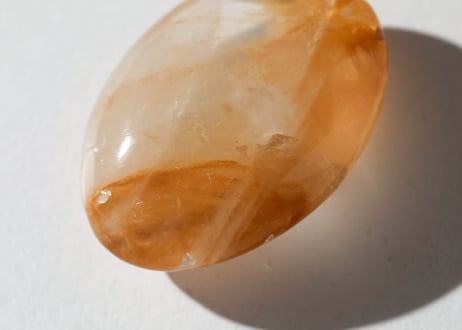 【光彩を集める】虹入り ヘマタイトインクォーツ タンブル