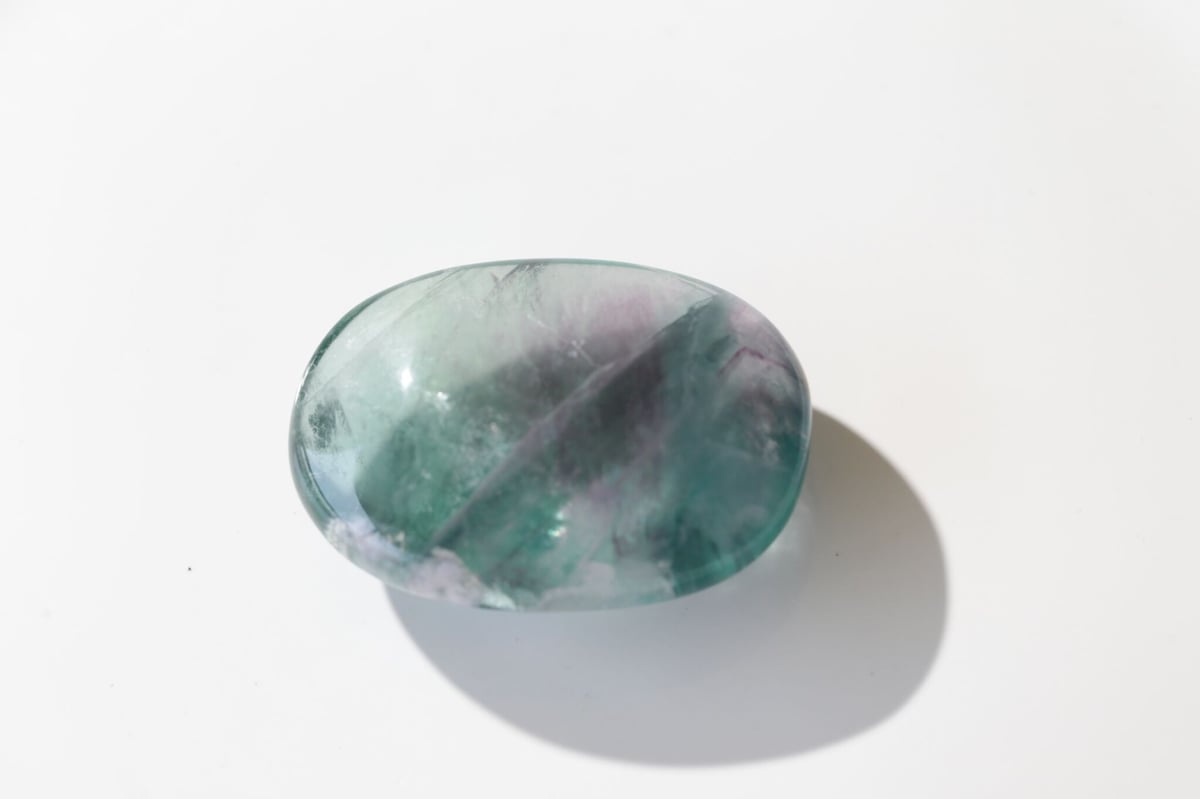 レインボーフローライト 握り石 | Y.S.Y24