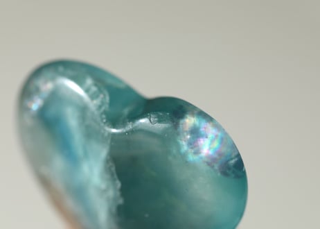 【透明な海】虹入り ブルーフローライト ハート