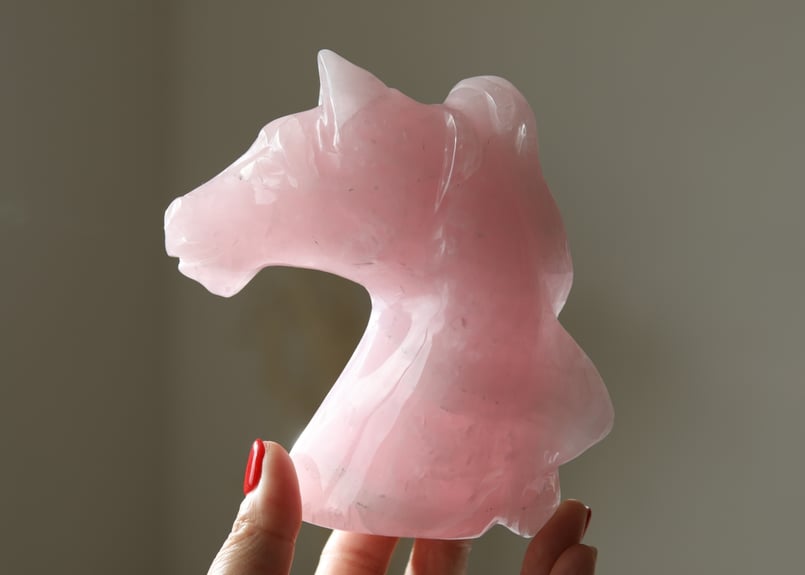 【希少】ローズクォーツ2kg ペガサス 馬 一刀彫 土台付き 粉晶 ローズクォーツのお馬さん(T933)