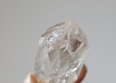 【麗しき魔法使い】虹入り クリアクォーツ 宝石カット 台座付き