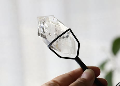 【麗しき魔法使い】虹入り クリアクォーツ 宝石カット 台座付き