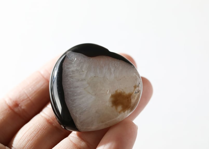 ブラックアゲート　ハート　6㎝　天然石　瑪瑙　アゲート ブラックアゲート×クォーツ 縦穴ハート19×20mm 半連/1連｜天然石