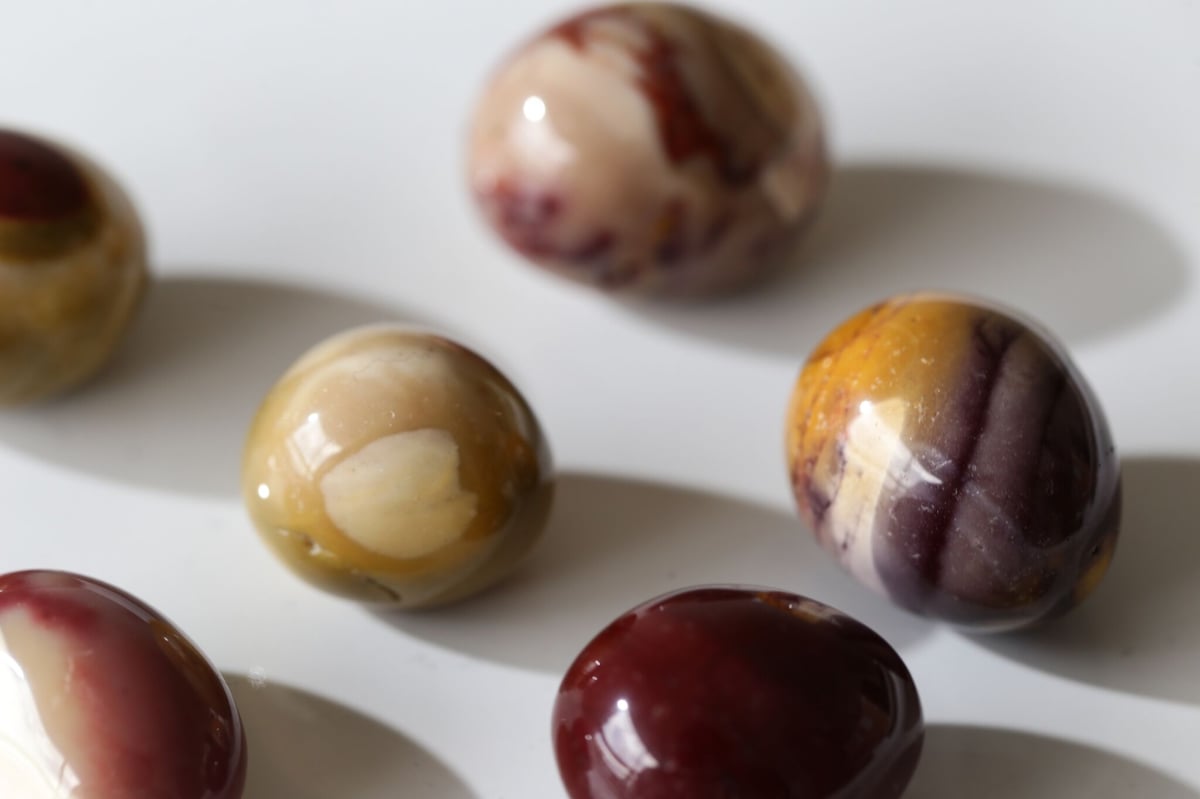 天然ムーカイトジャスパー　球体置物 木製台座付き 天然ムーカイトジャスパー 球体置物 木製台座付き