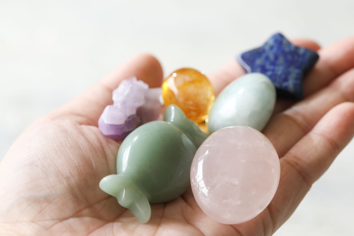 綺麗な石 2025年風水ラッキーカラー 巳金彫り入り◎グリーン・ラベンダー