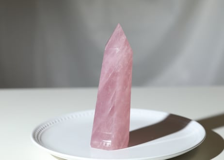 【華やかに生きる】濃いピンクのローズクォーツ ポイント