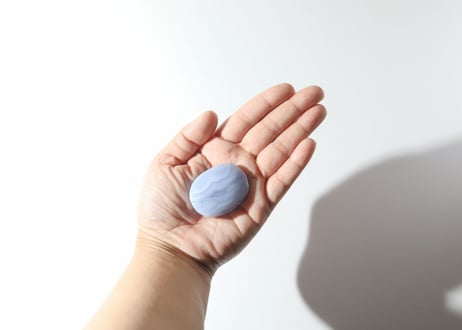 【海に抱かれて】ブルーレースアゲートの小さな握り石