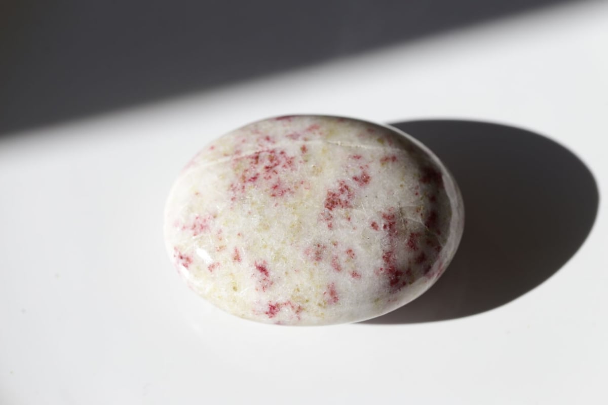 シナバーインクォーツ 握り石 【落ち着きと繁栄】 | Y.S.Y24