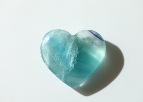 【透明な海】虹入り ブルーフローライト ハート
