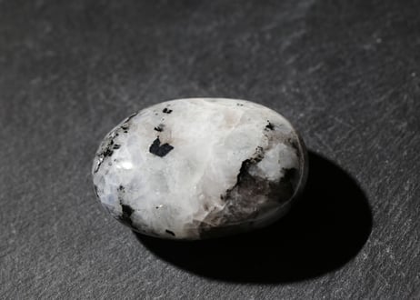 レインボームーンストーンの握り石　【霊力】