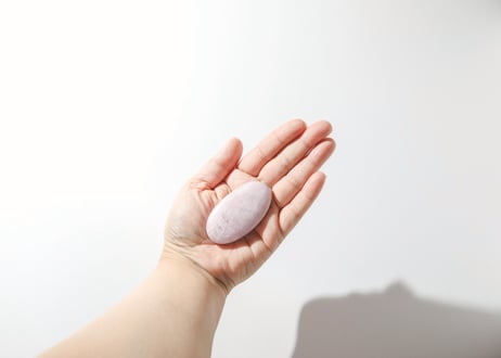 葉月ゆうによる技封入❣️【7億円のヒーリングエネルギー】クンツァイト 握り石 ※イベントクーポン使用不可