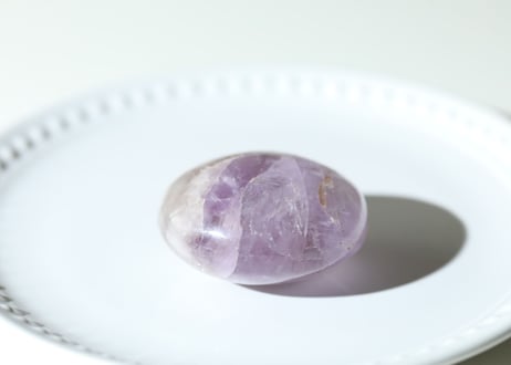 【問いを持つ】ブランドバーグ産 虹入りアメジスト 握り石