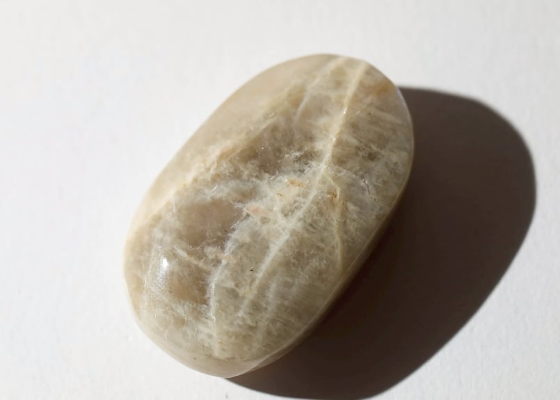月のお手当て】ムーンストーン 握り石 | Y.S.Y24