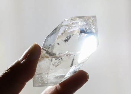 【麗しき魔法使い】虹入り クリアクォーツ 宝石カット 台座付き