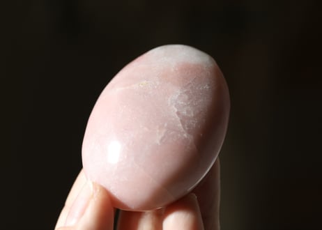 【魅了する】ピンクオパール 握り石