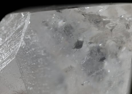 【氷の如く】虹入り クリアクォーツ ハーフポリッシュ