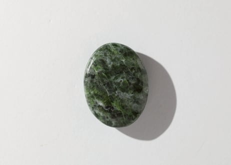 【HEALING ヒーリング（感謝・喜び・ゆるし・慈愛）シジル封入 オリジナルカード付き❣️】パイライトイングリーンガーネット 握り石 ※イベントクーポン使用不可