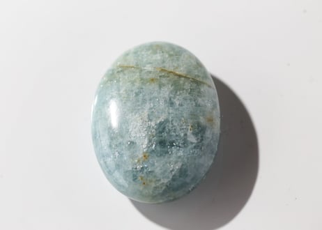 【奥底の思い】虹入り アクアマリンの小さな握り石