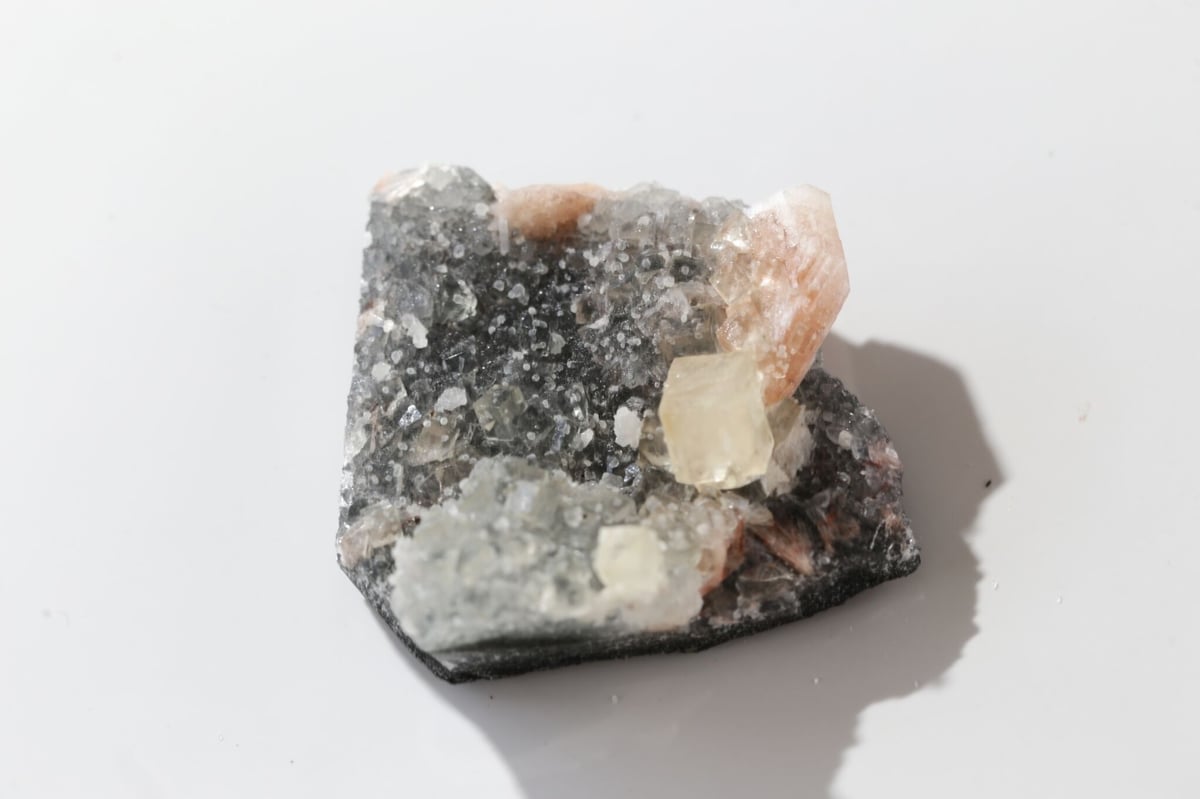 【匿名配送】アポフィライト・スティルバイト・カルサイト共生クラスター インド/プネー産]変種アポフィライト共生？スティルバイト原石