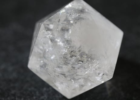 【柔らかな波動】ブラジル産 虹入りクリアクォーツ イコサヒドロン