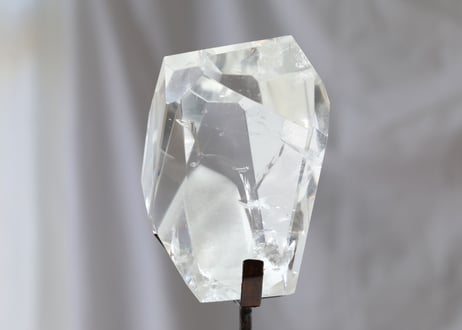 【スーパーレア】虹入り ファントム レムリアンクォーツ 磨き 台座付き