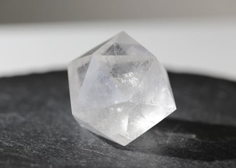 【瞑想のかたち】ブラジル産 虹入りクリアクォーツ イコサヒドロン