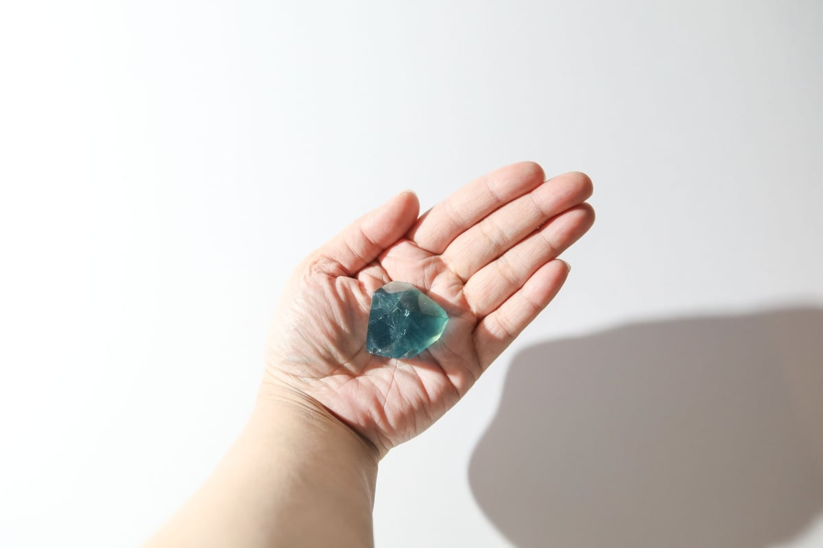 閃きが恵みとなる】虹入り ブルーフローライト フリーフォーム | Y.S.Y24