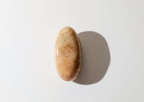 【恐れを手放す】ピーチムーンストーン 握り石