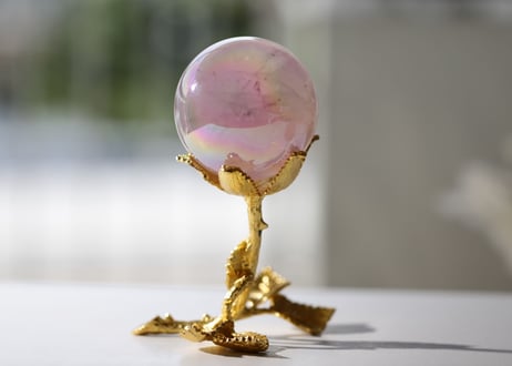【みつめて】エンジェルオーラ ローズクォーツ スフィア 金のスフィア台付き