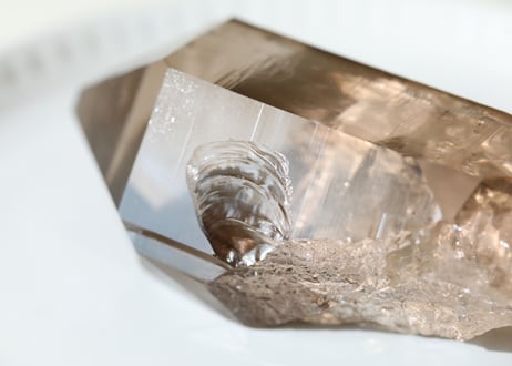 【湖のほとり】ア・ヌーヴ産 虹入りスイススモーキークォーツ 原石ポイント