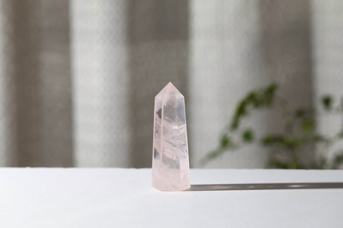 受容と再生の光】モザンビーク産 虹入り ローズクォーツ ポイント