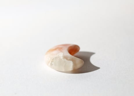 【思いやりを持つ】チェリーブロッサムアゲートのかわいい月