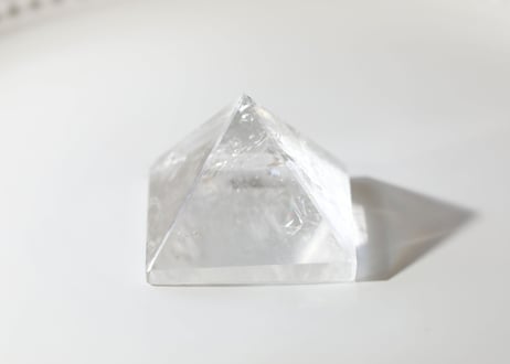 【青天井に夢が叶う/青天井に成功に導く技入り！】虹入り クリアクォーツ ピラミッド※イベントクーポン使用不可