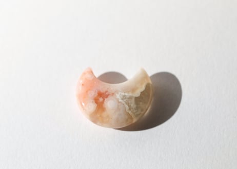 【思いやりを持つ】チェリーブロッサムアゲートのかわいい月