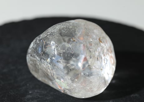 【やさしくつつむ】虹入り 手磨き 水晶