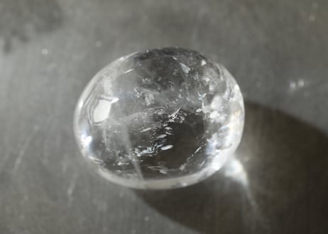 技封入❣️【潜在能力を引き出す】ハイクオリティ 虹入り クリアクォーツ 握り石 ※イベントクーポン使用不可