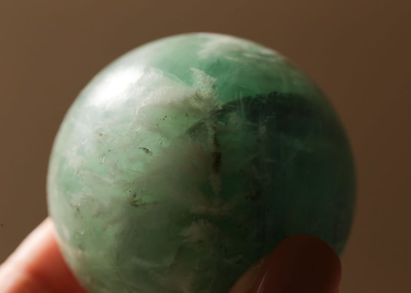 あなたの羽】スノーフレークグリーンフローライト スフィア | Y.S.Y24