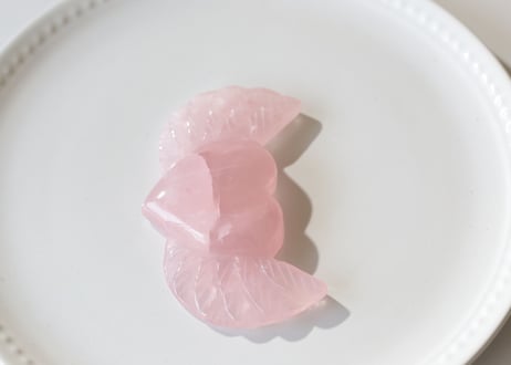 【美の女神】虹入りローズクォーツ ハートウィング