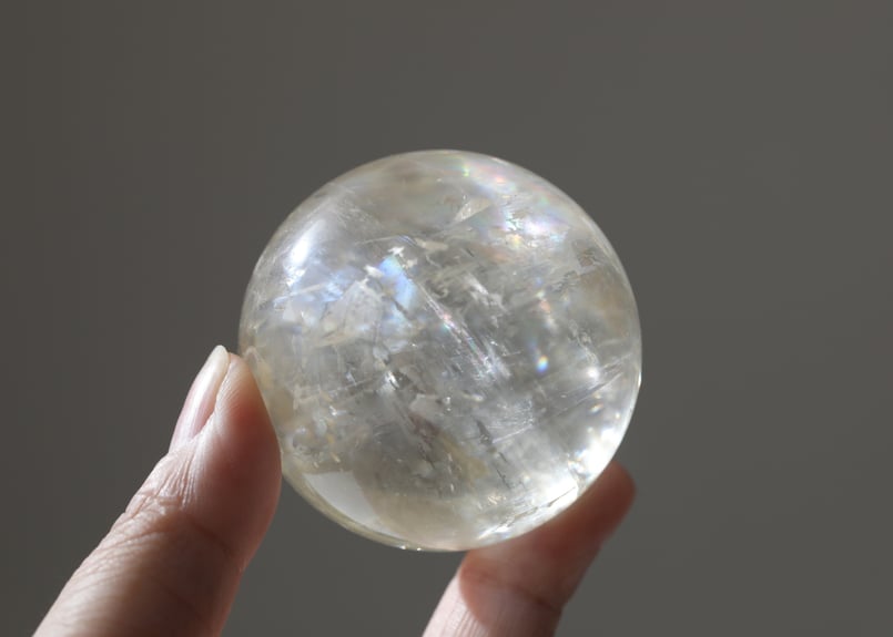 天然石　虹入り　ゴールデンカルサイトスフィア 神が宿る石】虹入り ハイクオリティゴールデンカルサイト スフィア 木