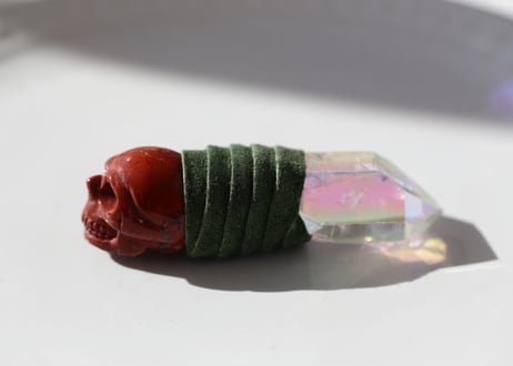 【Y.S.Y24＆GRACE OF THE DEVA】ミニスカルとオーラクォーツのてのひらワンド・レッドジャスパー