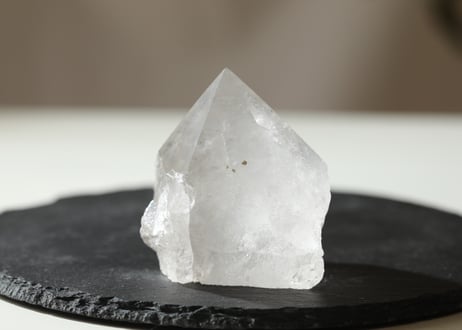 【神聖さを思い出す】虹入り クリアクォーツ ハーフポリッシュ