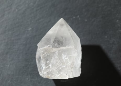【神聖さを思い出す】虹入り クリアクォーツ ハーフポリッシュ