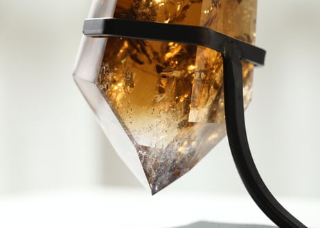 技封入❣️【金龍、金運の器が広がる】虹入り ミナスジェライス州産 特大コニャックカラー シトリン ダブルターミネーテッド 台座付き※イベントクーポン使用不可