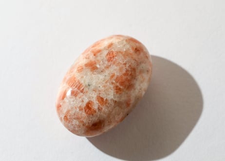 【LIVING YOUR TRUTH 真実を生きる（喜びで学ぶ・大成功）シジル封入 オリジナルカード付き❣️】サンストーン 握り石 ※イベントクーポン使用不可