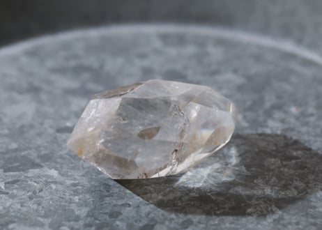 【麗しき魔法使い】虹入り クリアクォーツ 宝石カット 台座付き